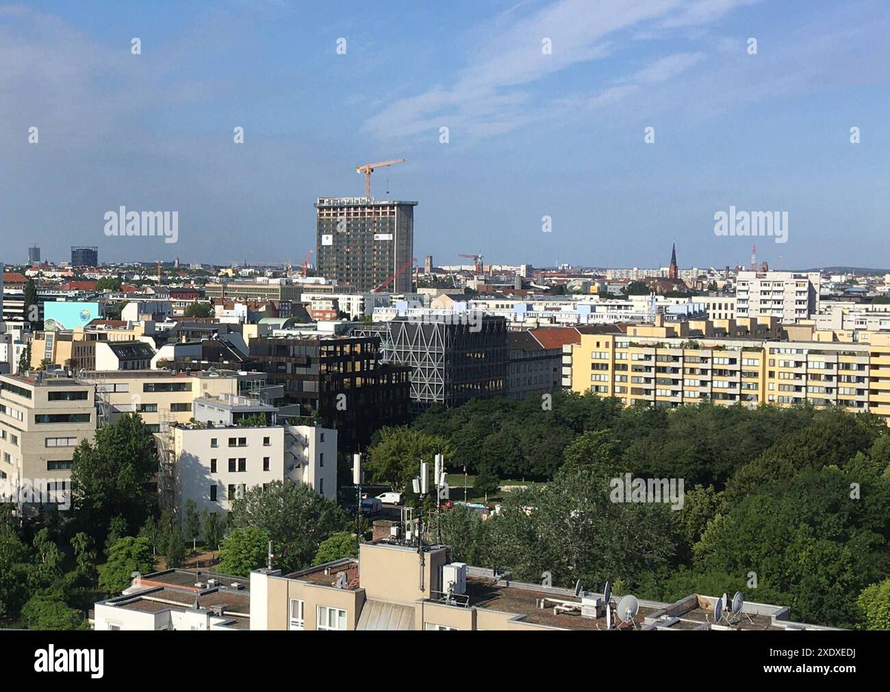 Postbank Tower - Dach weg, Fassade ab, für Rooftop-Bar und Büros neuer nom M50 - Der Design Tower Hoehe 89 m, 23 Geschosse, Landwehrkanal, Berlin, Kreuzberg, Hallesches Ufer, Grossbeerenstrasse, Moeckernstrasse, Möckernstrasse, Eigentümer Degewo Berlin und Art-Invest Real Estate Köln, Fotoaufnahme 10.06.2024 *** Postbank Tower off, façade off, for Rooftop bar and bureaux New name M50 The Design Tower height 89 m, 23 étages, Landwehrkanal, Berlin, Kreuzberg, Hallesches Ufer, Grossbeerenstrasse, Moeckernstrasse, Möckernstrasse, propriétaire Degewo Berlin et Art Invest Real Estate Cologne, photo Banque D'Images