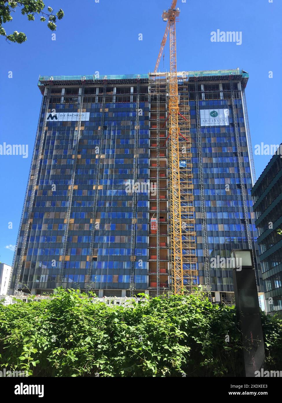 Postbank Tower - Dach weg, Fassade ab, für Rooftop-Bar und Büros neuer nom M50 - Der Design Tower Hoehe 89 m, 23 Geschosse, Landwehrkanal, Berlin, Kreuzberg, Hallesches Ufer, Grossbeerenstrasse, Moeckernstrasse, Möckernstrasse, Eigentümer Degewo Berlin und Art-Invest Real Estate Köln, Fotoaufnahme 09.06.2024 *** Postbank Tower Roof Gone, Facade off, for Rooftop bar and Offices New name M50 The Design Tower height 89 m, 23 Floors, Landwehrkanal, Berlin, Kreuzberg, Hallesches Ufer, Grossbeerenstrasse, Moeckernstrasse, Möckernstrasse, propriétaire Degewo Berlin et Art Invest Real Estate Cologne, photo Banque D'Images