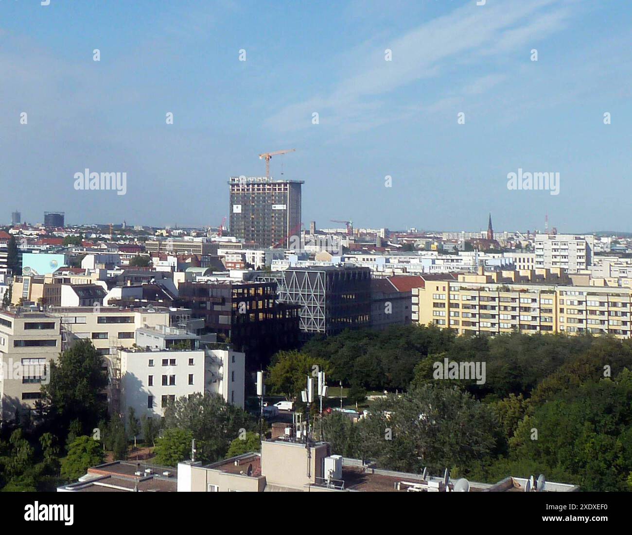 Postbank Tower - Dach weg, Fassade ab, für Rooftop-Bar und Büros neuer nom M50 - Der Design Tower Hoehe 89 m, 23 Geschosse, Landwehrkanal, Berlin, Kreuzberg, Hallesches Ufer, Grossbeerenstrasse, Moeckernstrasse, Möckernstrasse, Eigentümer Degewo Berlin und Art-Invest Real Estate Köln, Fotoaufnahme 10.06.2024 07:32 *** Postbank Tower off, façade off, for Rooftop bar and bureaux New name M50 The Design Tower height 89 m, 23 étages, Landwehrkanal, Berlin, Kreuzberg, Hallesches Ufer, Grossbeerenstrasse, Moeckernstrasse, Möckernstrasse, propriétaire Degewo Berlin et Art Invest Real Estate Cologne, Banque D'Images