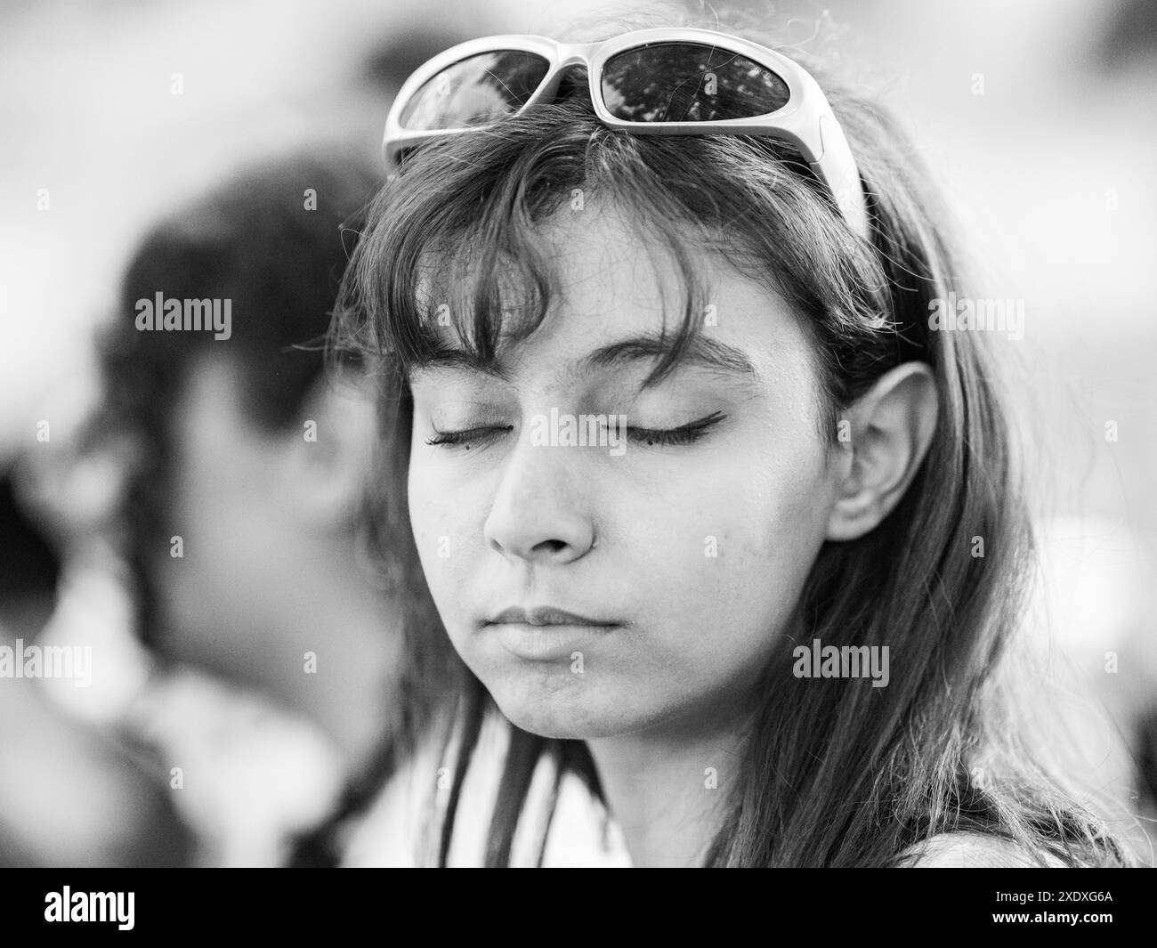 Vienne, Autriche - 08 juin 2024 : les gens à Vienna Pride en été sur Wiener Ringstrasse, portrait d'une femme, noir et blanc Banque D'Images