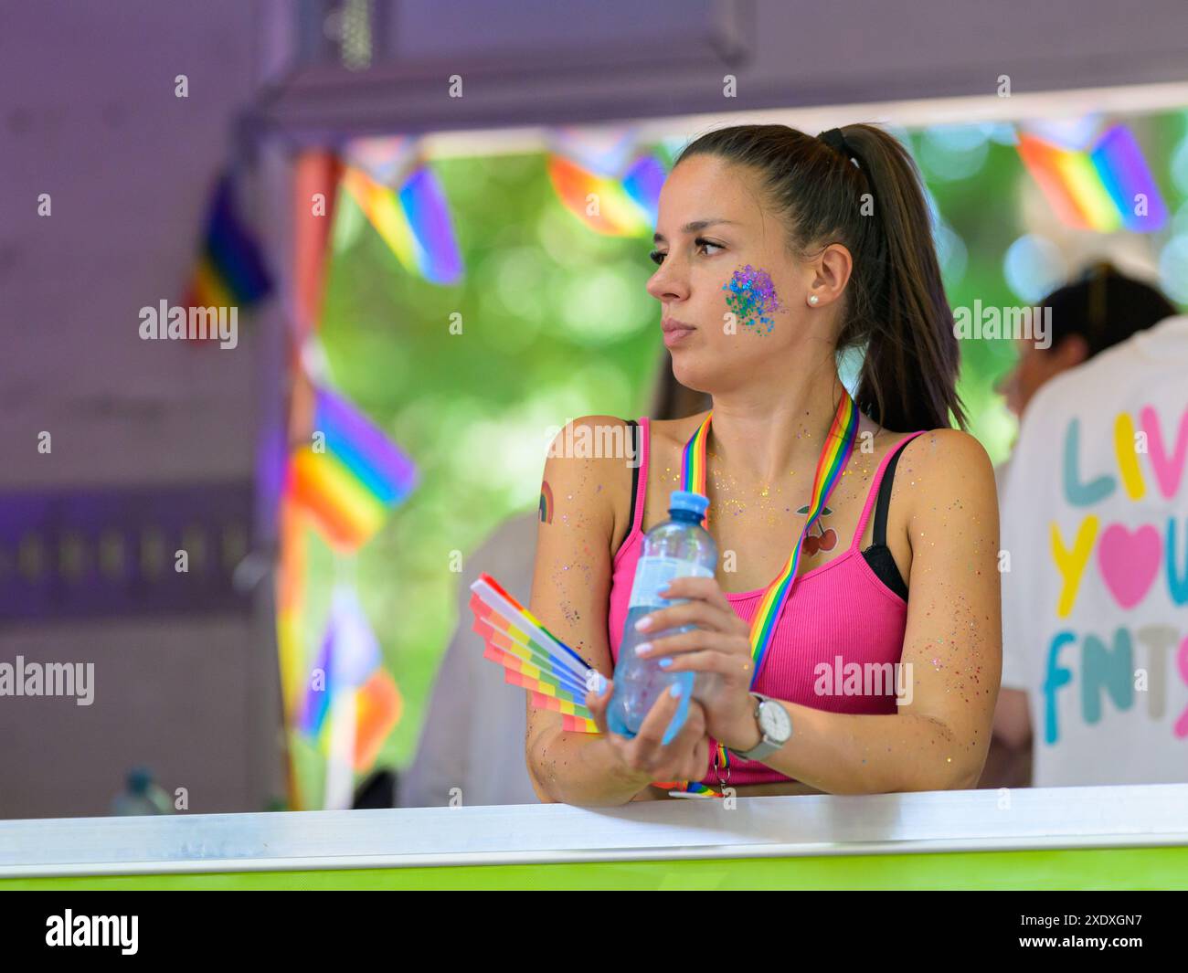 Vienne, Autriche - 08 juin 2024 : les gens à Vienna Pride en été sur Wiener Ringstrasse, femme debout sur un camion marchant Banque D'Images
