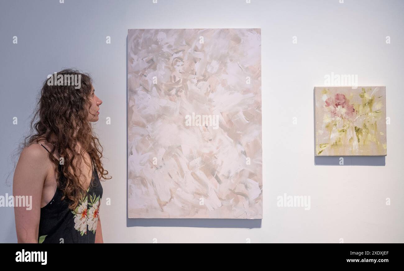 Flowers Gallery, Cork Street, Londres, Royaume-Uni. 24 juin 2024. L’exposition artiste du jour présente une nouvelle génération d’artistes qui ont été choisis par des artistes de renom, à commencer par Bianca Raffaella choisie par Dame Tracey Emin DBE RA. Artiste multidisciplinaire Bianca Raffaella (photo) est une artiste aveugle enregistrée, designer, activiste et conférencière. Elle vise à démontrer aux personnes voyantes que la déficience visuelle n'est pas une restriction à être un artiste. Crédit : Malcolm Park/Alamy Banque D'Images