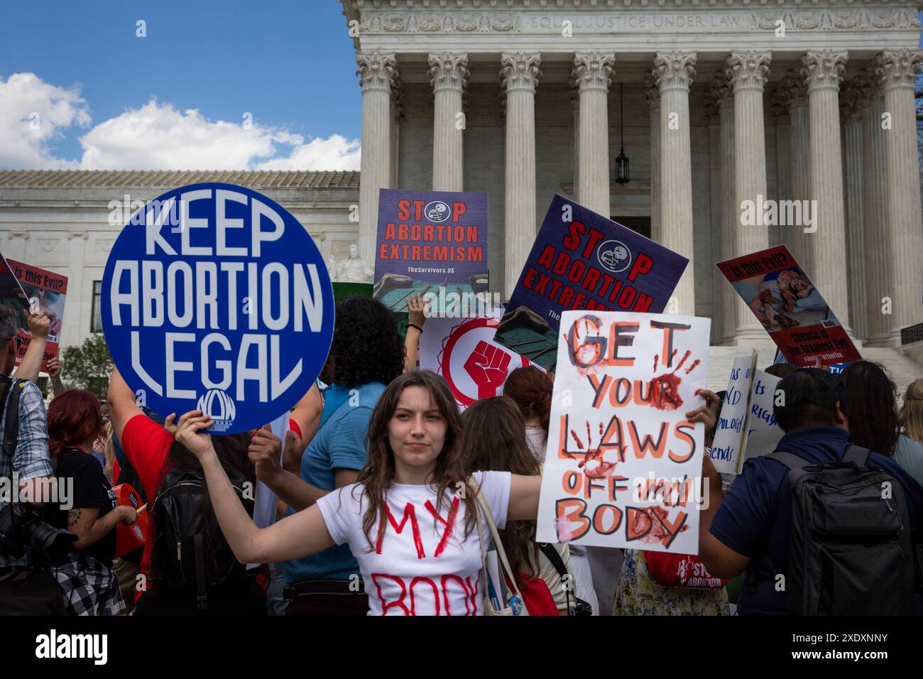 Washington, DC, États-Unis. 24 juin 2024. Les militants des droits à l’avortement et anti-avortement protestent devant la Cour suprême des États-Unis à Washington, DC, le 24 juin 2024. Cette manifestation marque le deuxième anniversaire de la décision de la cour Dobbs v. Jackson Women's Health Organization, qui a annulé les protections fédérales pour l'accès à l'avortement. (Photo de Aashish Kiphayet/Sipa USA) crédit : Sipa USA/Alamy Live News Banque D'Images