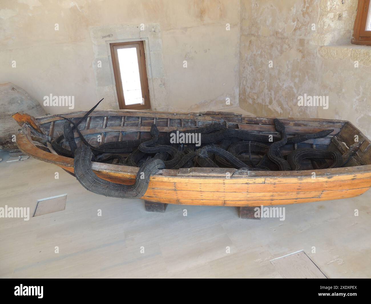 7 SERPENTS ET Une œuvre d'art de BATEAU à la forteresse de Fortezza, Réthymnon, Crète, Grèce. Le complexe contient également le théâtre Erofil, diverses portes et églises, la Chambre des conseillers, le Palais épiscopal, etc La fortezza du XVIe siècle a été construite par les Vénitiens qui occupaient la Crète 1204-1669 pour protéger la ville des invasions ottomanes - 7 Φίδια σε έργο τέχνης με βάρκα στο Φρούριο Φορτέτζα, Κρήτη, Ρέθυμνο, Ελλάδα. . Banque D'Images