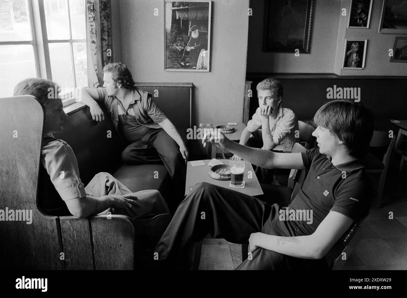 Nord de l'Angleterre, communauté minière du charbon 1970s Royaume-Uni. Andy (à droite) un mineur de charbon de 17 ans buvant avec des amis tous les mineurs en journée de congé au Welfare Club du village. Il m'a dit, qu'il n'y a 'rien à faire dans le village à part dépenser de l'argent pour boire.' South Kirkby Colliery, Yorkshire, Angleterre années 1979 1970 HOMER SYKES Banque D'Images