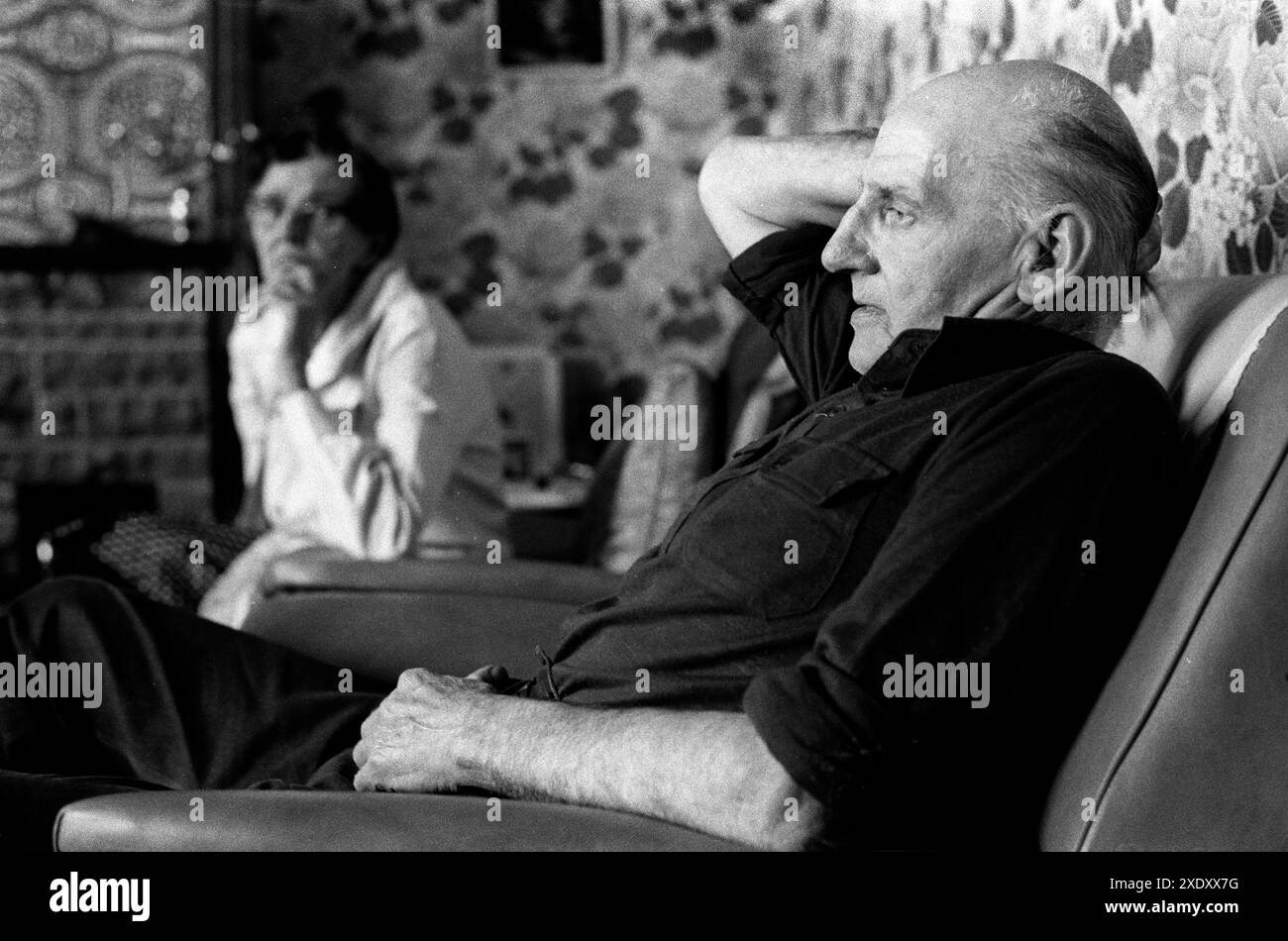 Charlie Hayward, mineur de charbon à la retraite, et sa femme Lilian à la porte d'entrée. Il a passé 49 ans à la mine South Kirkby. Il est descendu de la fosse quand il avait 14 ans et a pris sa retraite 49 ans plus tard quand il avait 63 ans. Il a un emphysème respiratoire, vu dans le salon de leur maison NUM. South Kirkby, Yorkshire Angleterre 1979. ANNÉES 1970 ROYAUME-UNI HOMER SYKES Banque D'Images