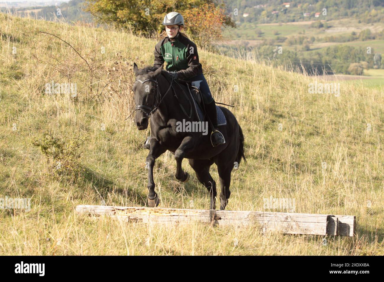 Fille sautant avec son cheval Banque D'Images
