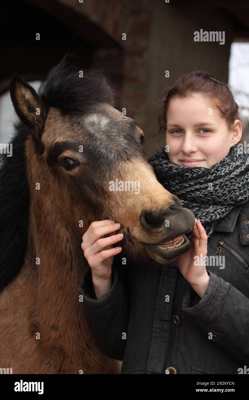 Fille avec son poulain poney Connemara Banque D'Images