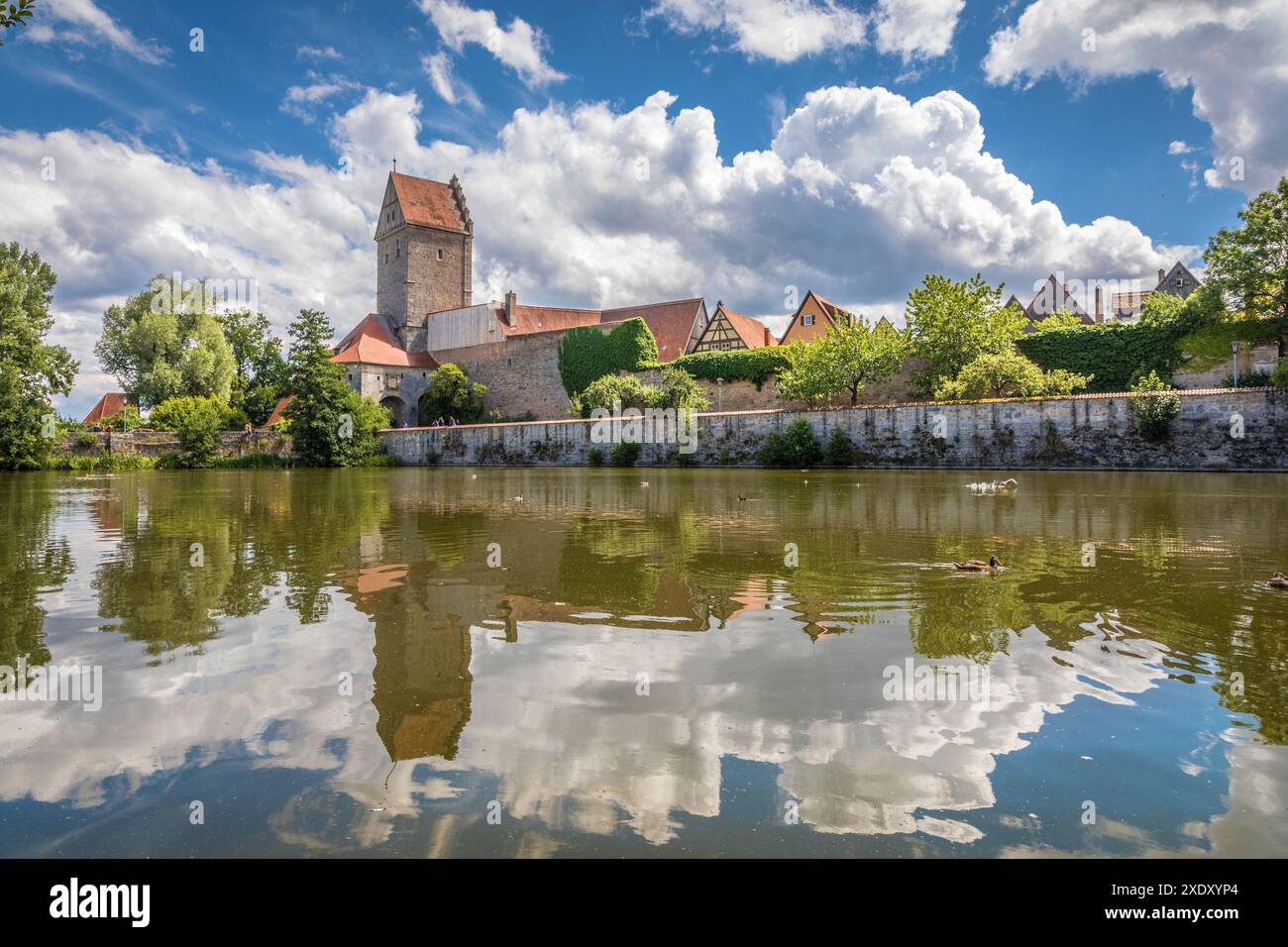 Géographie / voyage, Allemagne, Bavière, étang de Rothenburg et porte sur les remparts de la ville de Dinkelsbuehl, DROITS-AUTORISATION-SUPPLÉMENTAIRES-INFO-NON-DISPONIBLE Banque D'Images