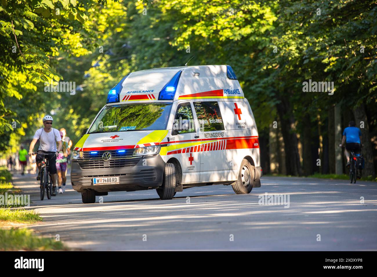 In Wien wird der Rettungsdienst und Krankentransport neben der Berufsrettung auch von verschiedenen Organisationen bereitgestellt. IM Bild : Ein Krankenwagen (KTW) des Roten Kreuzes befindet sich im Einsatz im Wiener Prater. Wien, Österreich. 24.06.2024 // les services d'ambulance sont fournis par le service d'ambulance professionnel de Vienne et aussi par d'autres ONG Photo : une ambulance est en service à Vienne, Autriche. 24 juin 2024. - 20240624_PD17049 crédit : APA-PictureDesk/Alamy Live News Banque D'Images