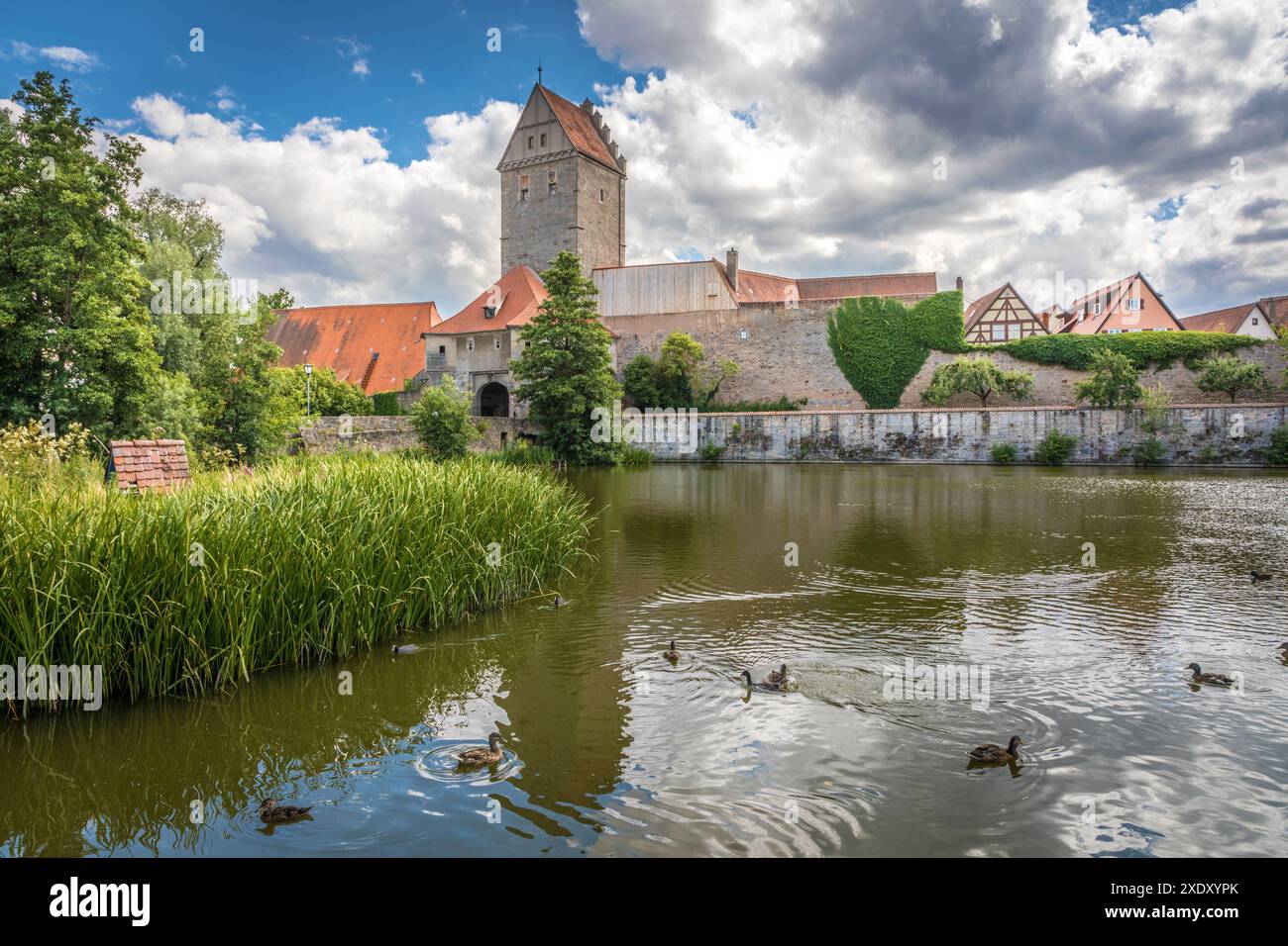 Géographie / voyage, Allemagne, Bavière, étang de Rothenburg et porte sur les remparts de la ville de Dinkelsbuehl, DROITS-AUTORISATION-SUPPLÉMENTAIRES-INFO-NON-DISPONIBLE Banque D'Images