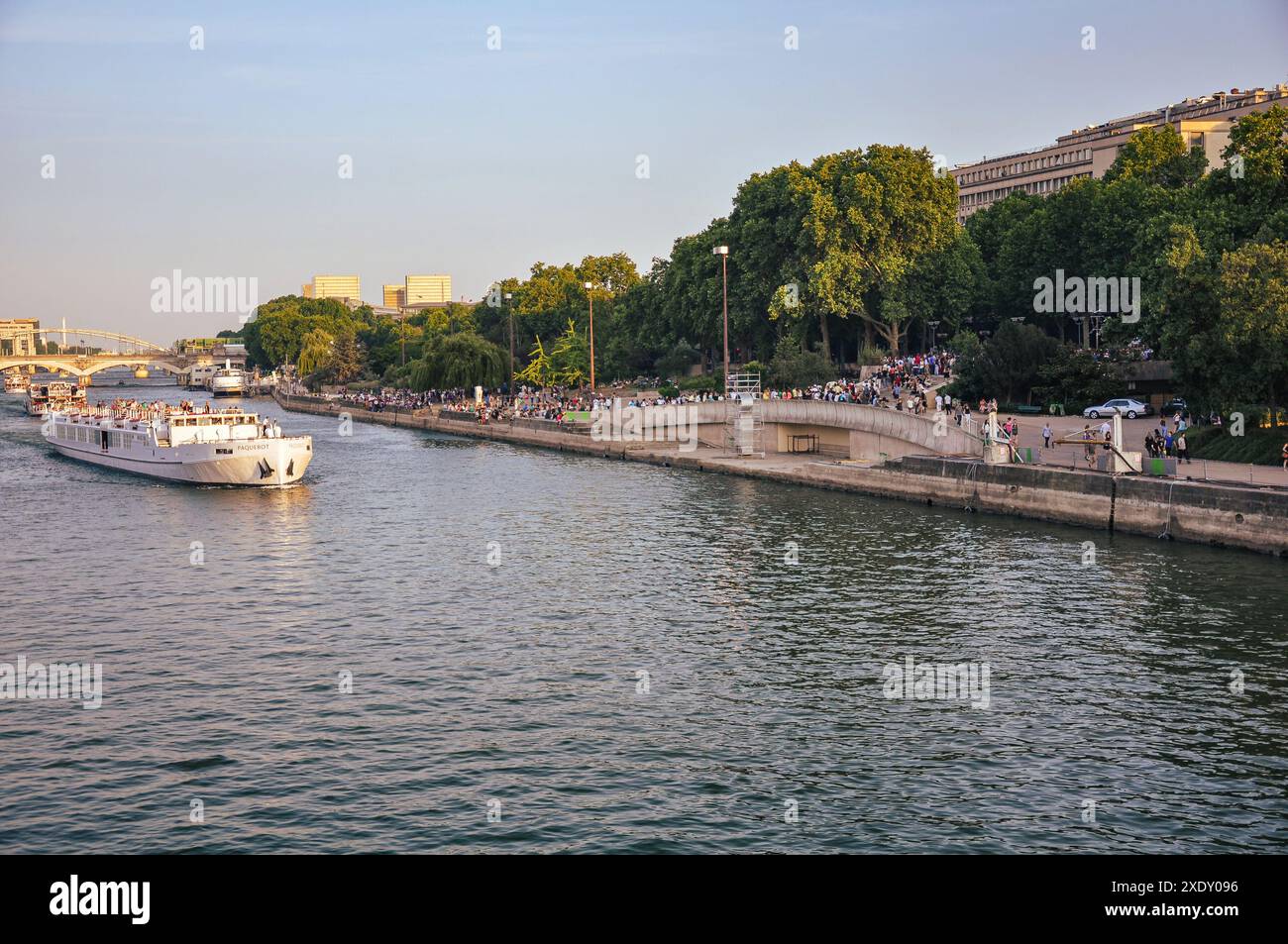 D’autres choses que vous pouvez faire à Paris un jour : faites une merveilleuse excursion en bateau sur la Seine Banque D'Images