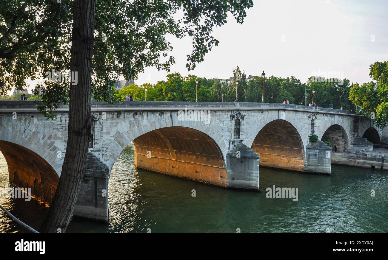 Le Pont Marie sur la Seine, l'un des plus anciens ponts de Paris Banque D'Images