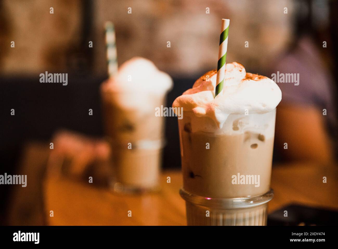 shade chocolat ou café glacé avec crème fouettée et paille servi dans un restaurant Banque D'Images shade chocolat ou café glacé avec crème fouettée et paille servi dans un restaurant Banque D'Images