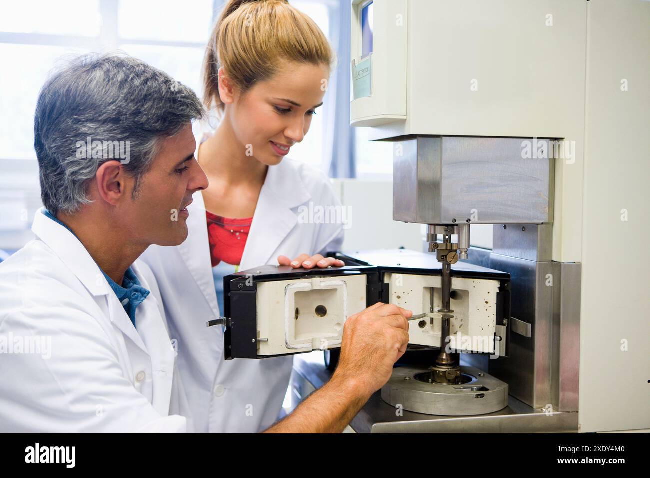 École polytechnique, Univ du pays Basque, Donostia. ARES Reomether (avec module d'analyse optique et analyseur diélectrique). Laboratoire de Chemical Indus Banque D'Images