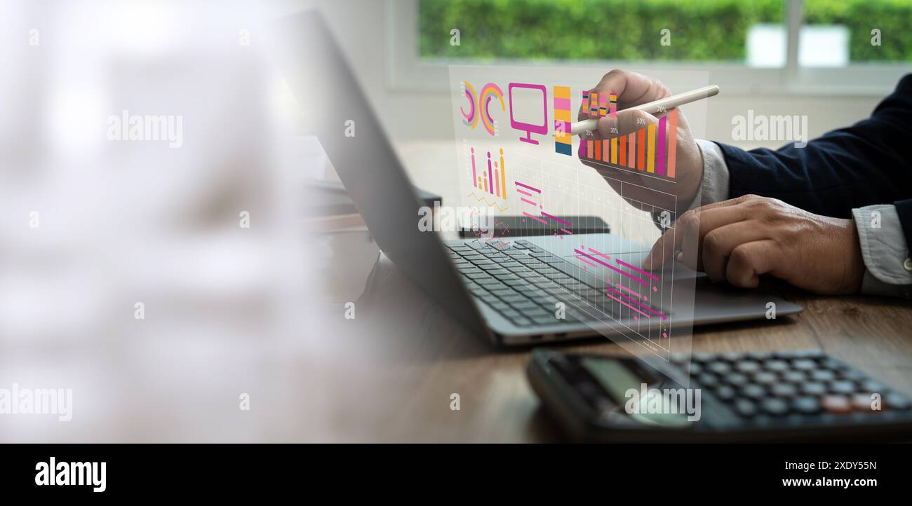 Comptabilité données informatiques et graphiques en ordinateur pour l'analyse en ligne Business Man comptabilité Banque D'Images
