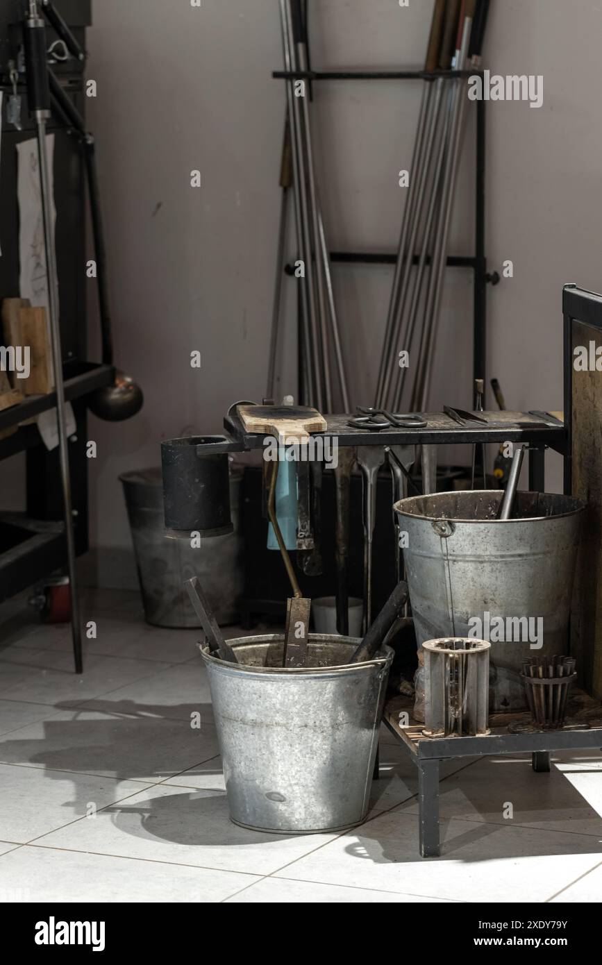 Outils d'un atelier de soufflage de verre, photo verticale Banque D'Images