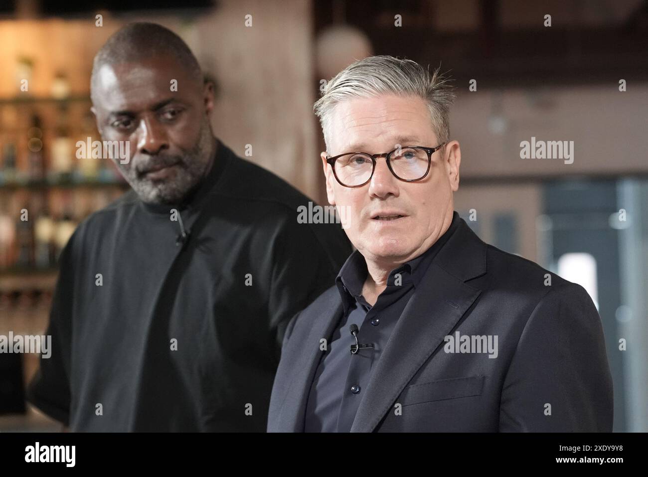 Idris Elba et le leader travailliste Sir Keir Starmer rencontrent des familles de victimes de crimes au couteau au Lyric Theatre de Hammersmith, Londres, alors qu'ils sont sur la piste de la campagne électorale générale. Date de la photo : mardi 25 juin 2024. Banque D'Images