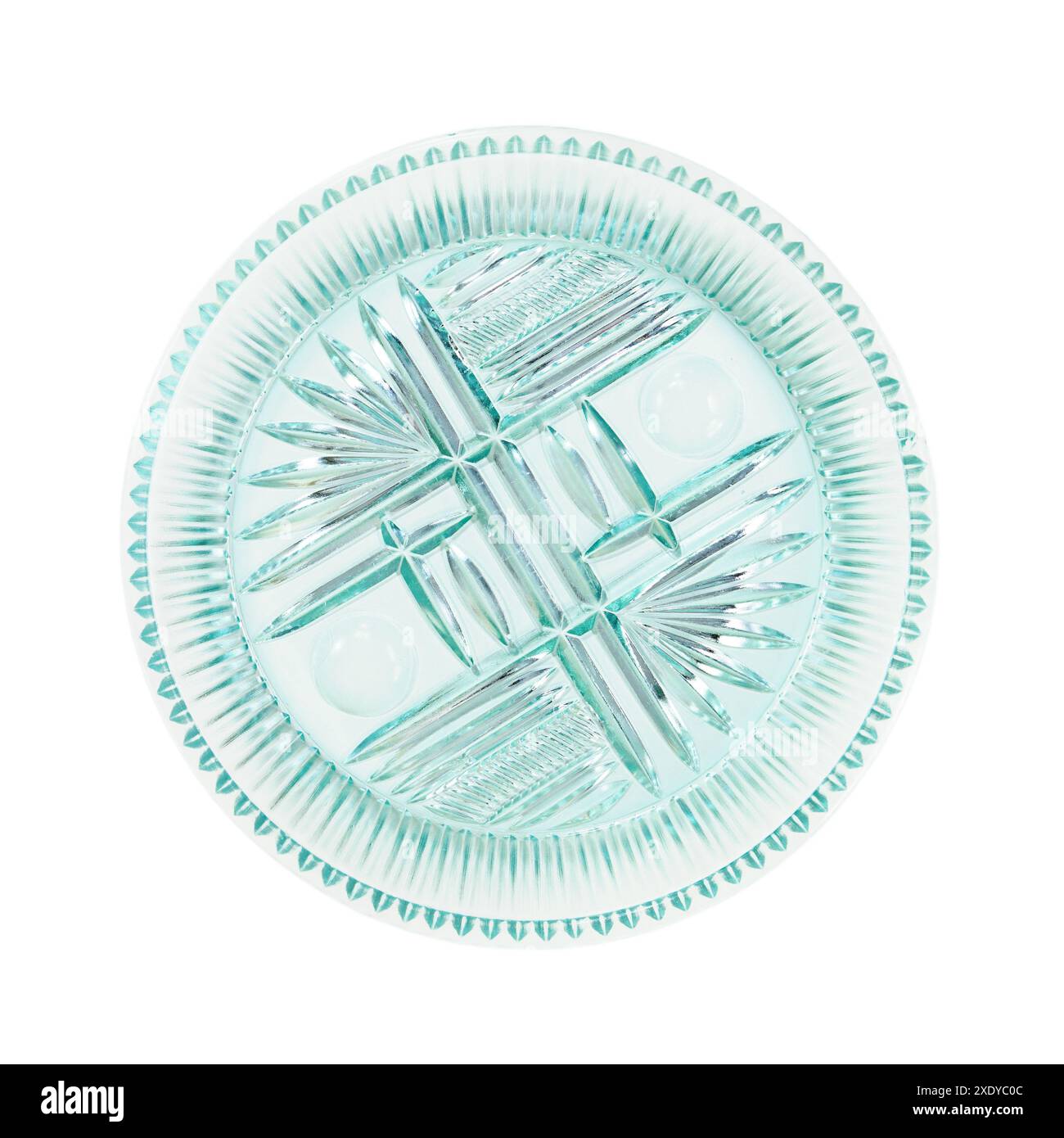 Plat en verre vintage avec le motif sculpté sur blanc Banque D'Images