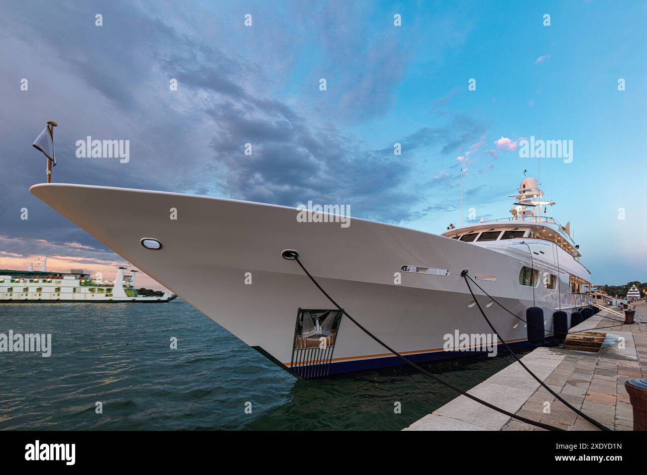 Yacht blanc debout près de la jetée sur la mer Adriatique Banque D'Images