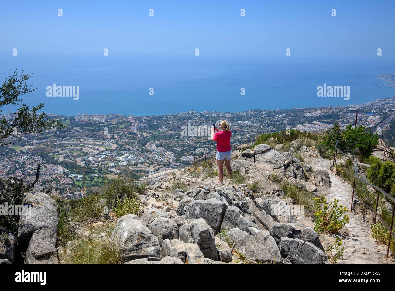 Femme prenant une photo de la vue depuis le mont Calamorro de Benalmadena, Costa del sol, Malaga, Espagne Banque D'Images