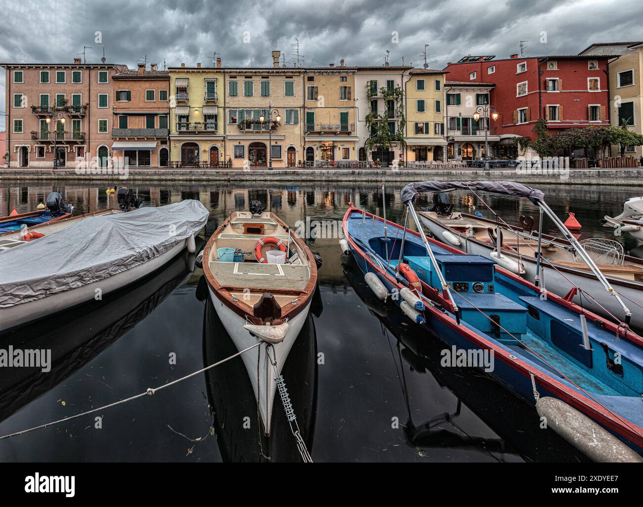 Port Lazise sur le lac de Garde en Italie le matin Banque D'Images