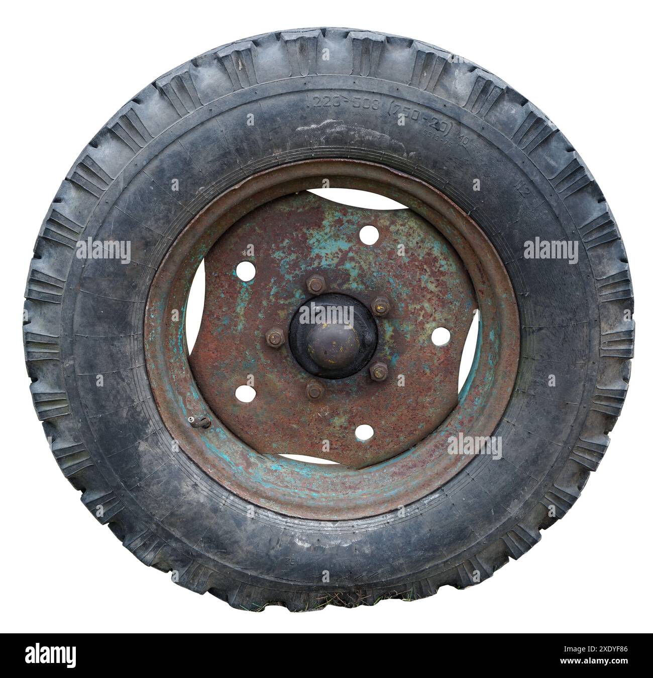 Vieille grosse roue rouillée d'un tracteur agricole vintage isolé Banque D'Images