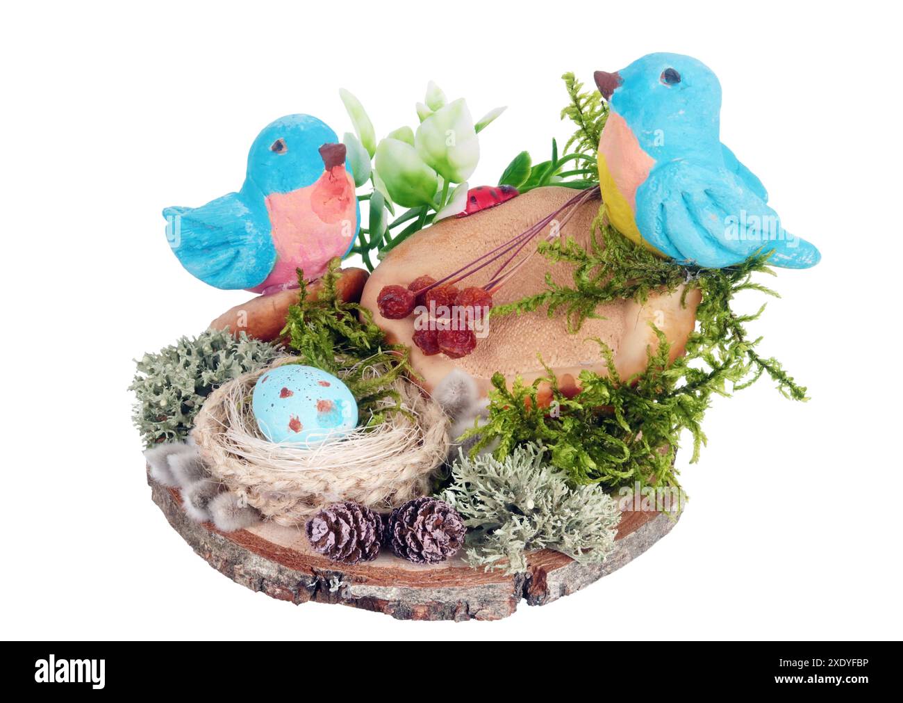 Nid fait main de Pâques à partir de mousse et d'oiseaux et d'œufs d'argile isolé Banque D'Images