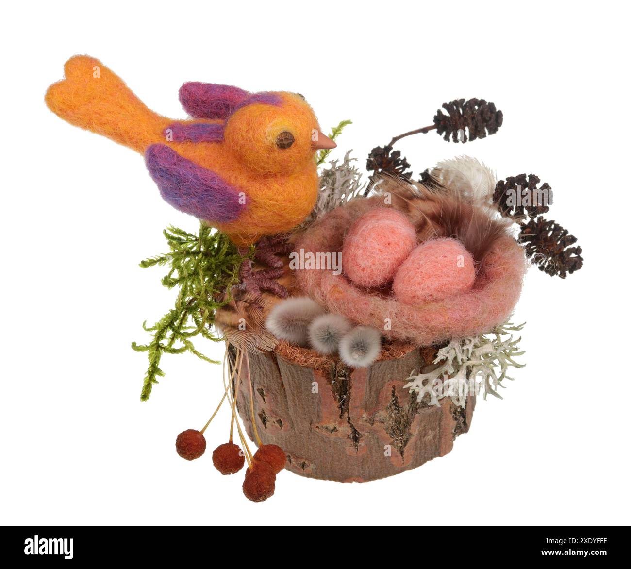 Nid fait à la main de Pâques sur la bûche de pin et drôle d'oiseau orange en laine avec des œufs isolés Banque D'Images