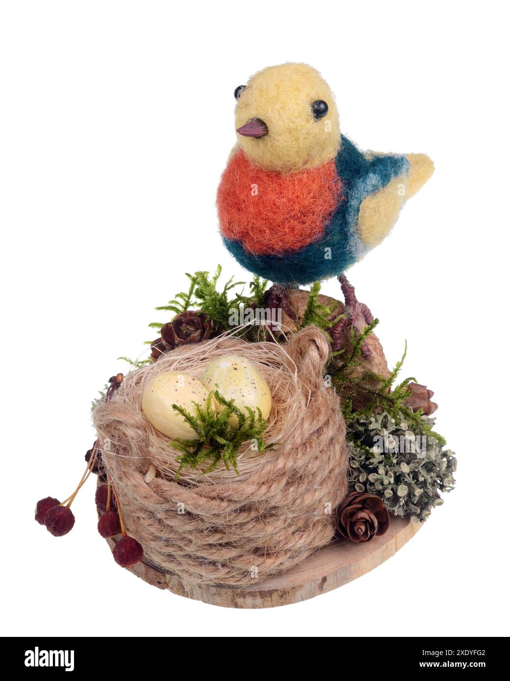 Nid de Pâques fait à la main à partir de corde et de mousse avec oiseau orange funnyyellow et œufs isolés Banque D'Images