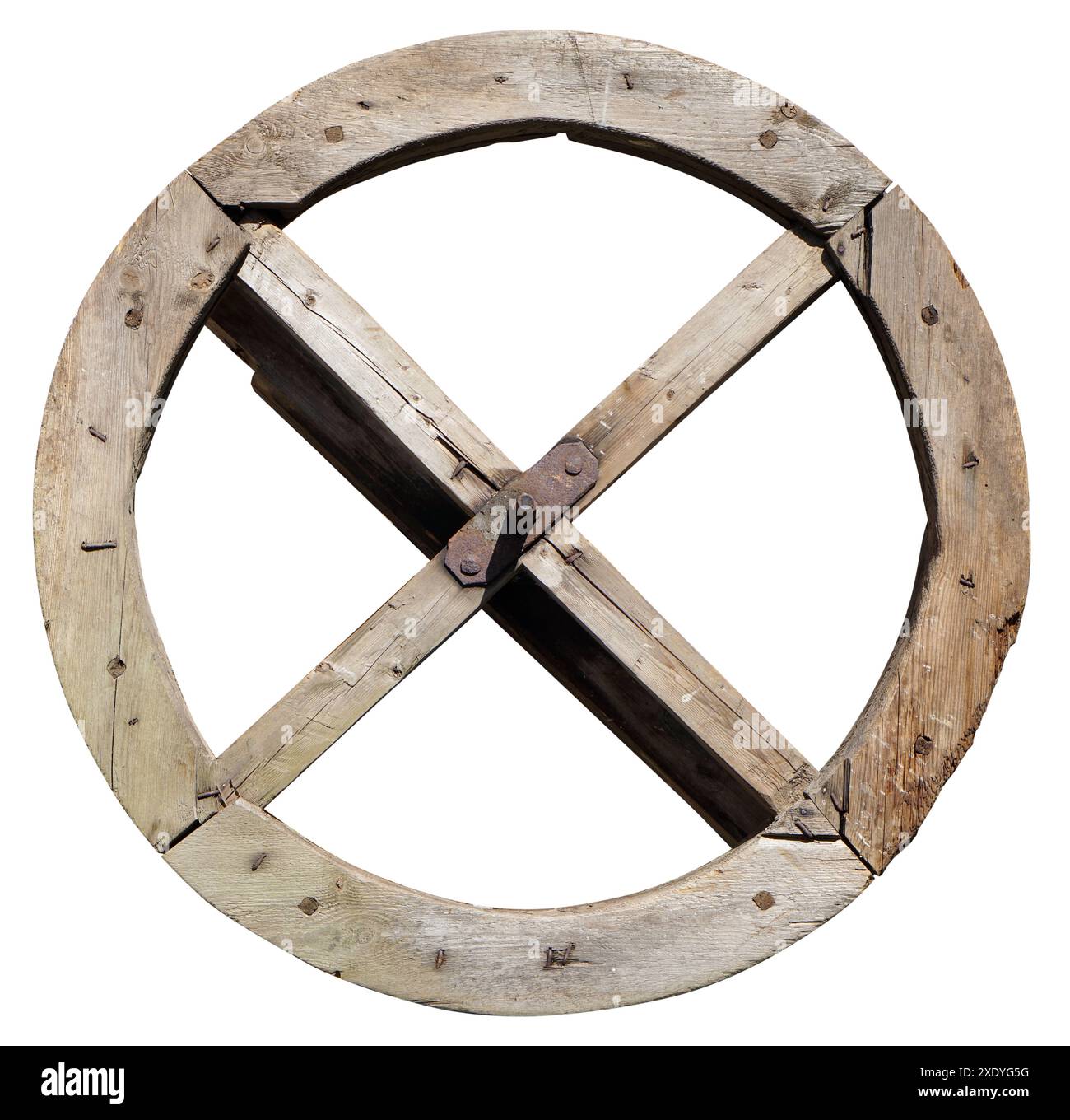Roue en bois vieilli d'un moulin à eau comme un concept de machine à temps isolé Banque D'Images