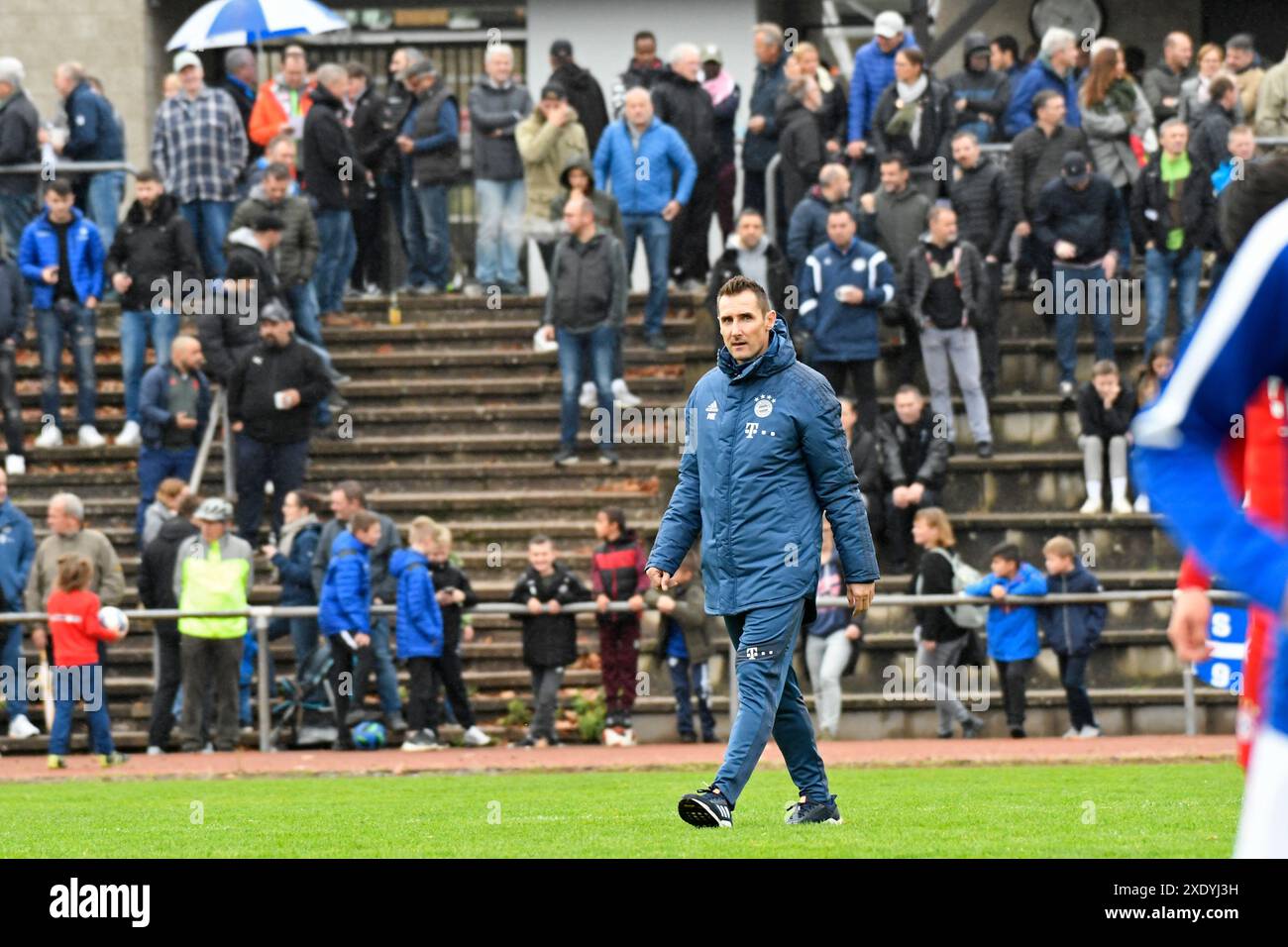 L'entraîneur Miroslav Klose (FC Bayern MÃ¼nchen) sur le terrain à la mi-temps Banque D'Images