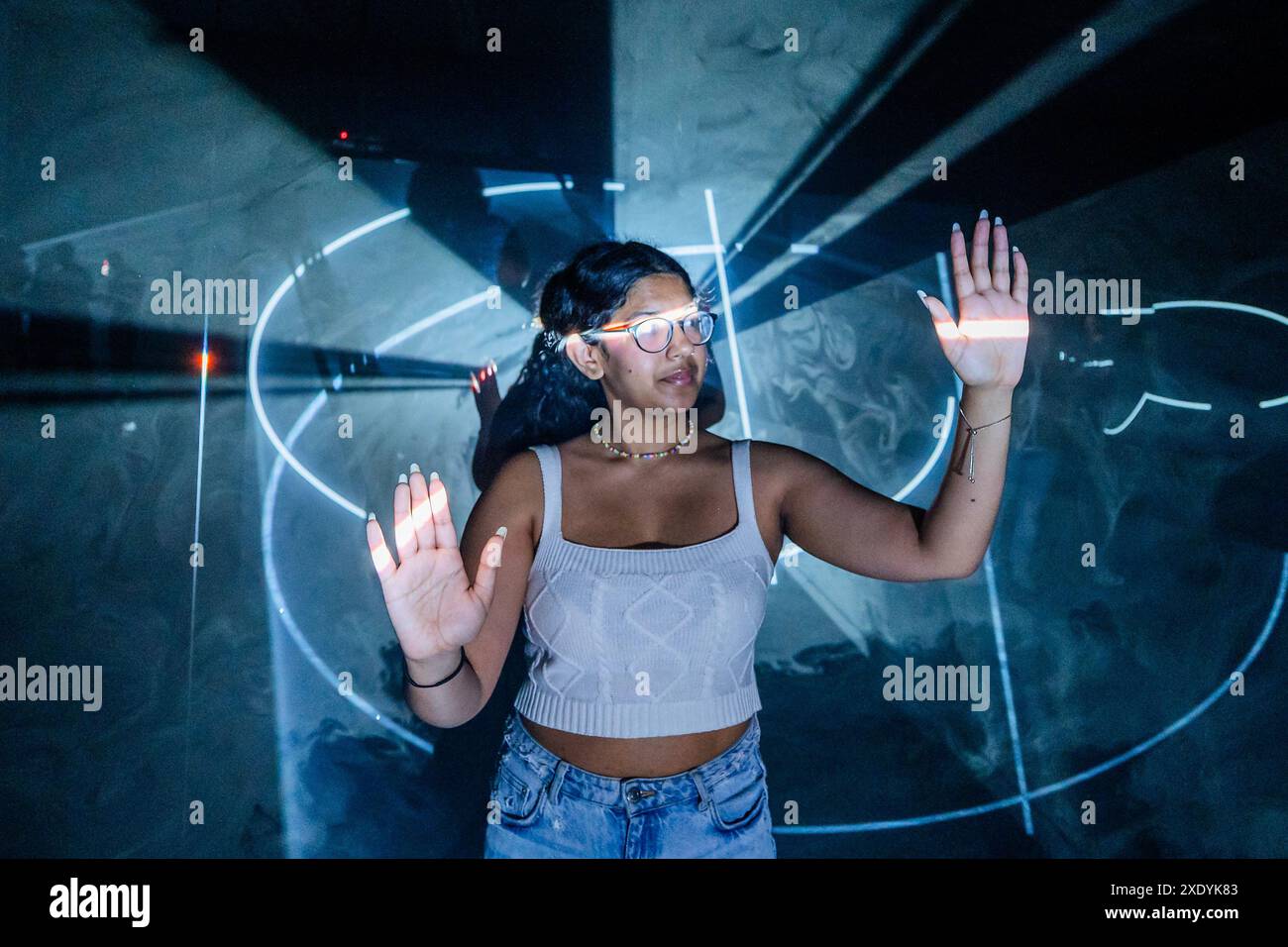 Londres, Royaume-Uni. 25 juin 2024. Split-second (Mirror) I, 2018 - Anthony McCall : Solid Light at Tate Modern (L'utilisation de l'image doit mentionner ce spectacle). Il a été l'un des pionniers du cinéma expérimental et de l'art d'installation, surtout connu pour ses installations de « lumière solide » où la lumière projetée est visiblement améliorée à l'aide d'une fine brume pour produire des formes de lumière solide avec lesquelles les visiteurs sont invités à interagir. L'exposition présente quatre de ces œuvres immersives ainsi que des films, des photographies et des archives. Crédit : Guy Bell/Alamy Live News Banque D'Images
