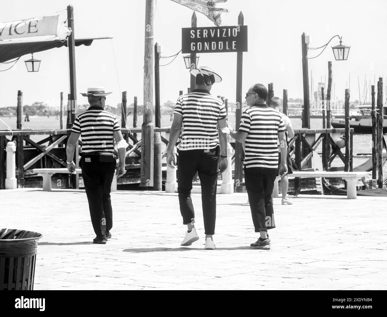 Venise, Italie - 30 juin 20220 trois gondoliers s'éloignent de la caméra par une journée ensoleillée à venise, italie Banque D'Images