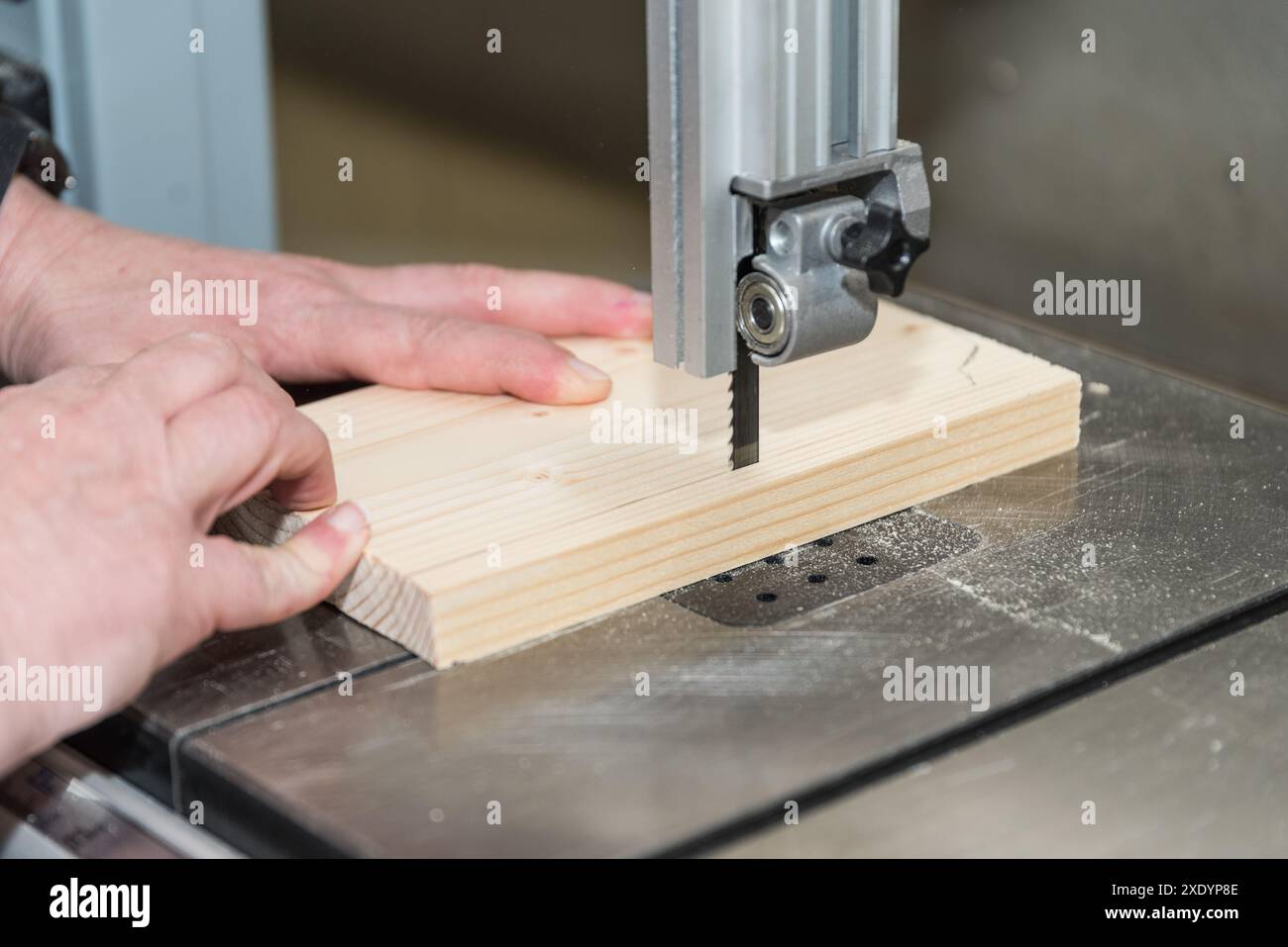 Menuisier travaille dans un atelier de bois avec scie à ruban - menuiserie Banque D'Images