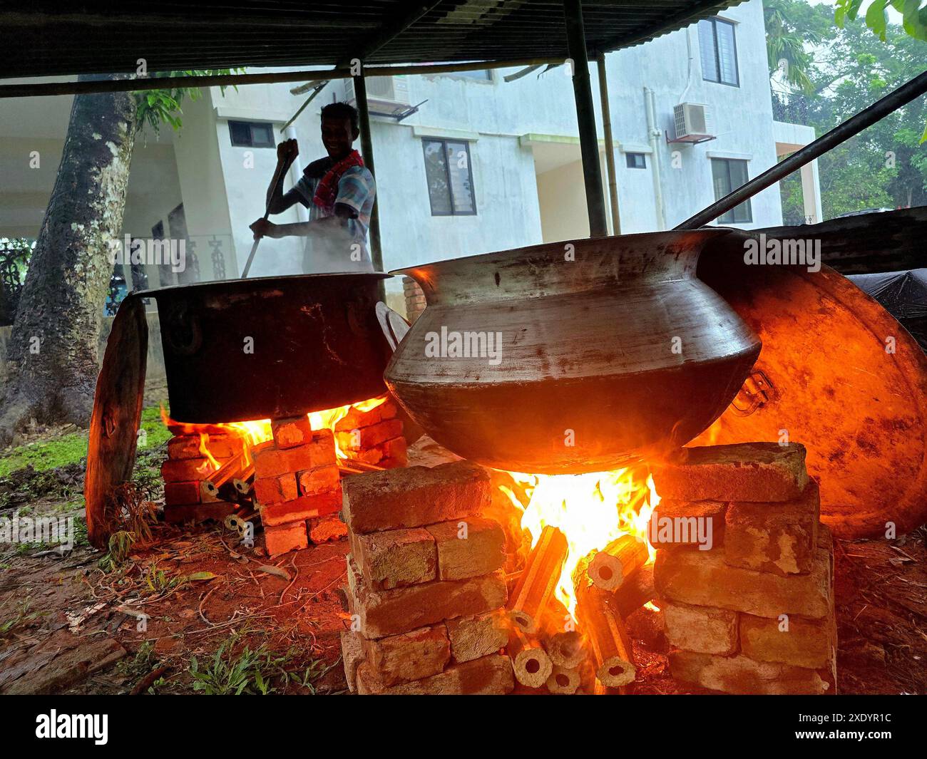 Cuisiner de la viande, du riz et d'autres articles pour nourrir la population de trois villages voisins pendant l'Aïd ul Azha. La journée traditionnelle de prières et de sacrifices d’animaux pour les musulmans du monde entier, est aussi l’occasion de nourrir et de donner l’aumône aux pauvres. Netrokona, Bangladesh. Banque D'Images