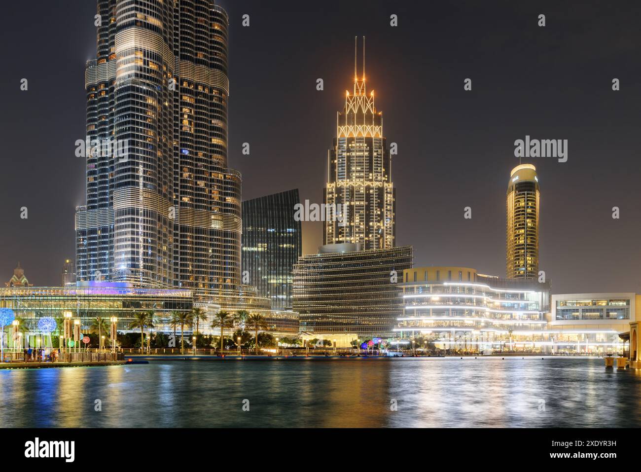 Dubaï, Émirats arabes Unis - 2 novembre 2018 : vue nocturne incroyable sur l'emblématique tour Burj Khalifa du lac du même nom au centre-ville. Banque D'Images