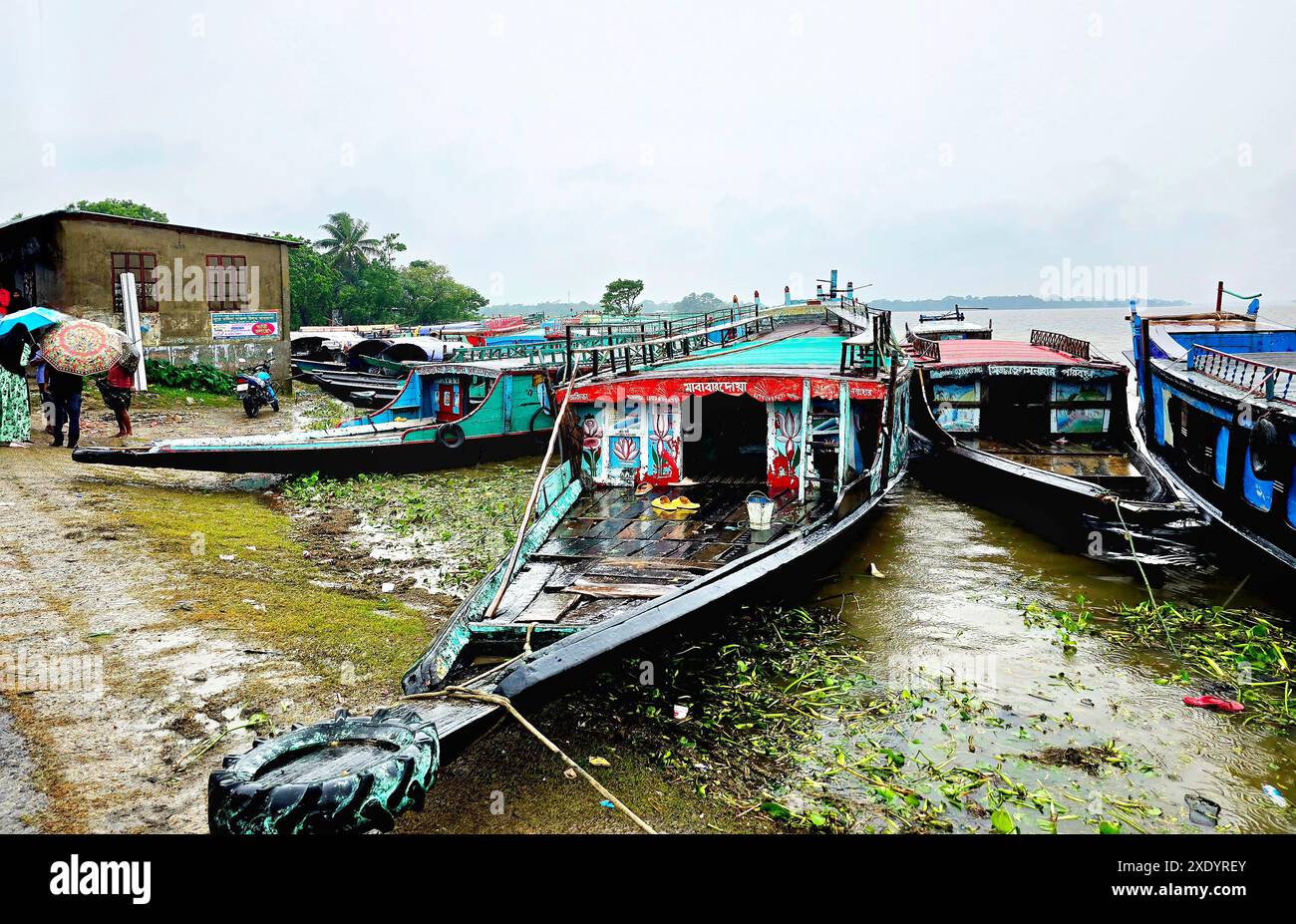 Deux lanceurs, utilisés pour le transport de passagers et de marchandises, ont accosté sur la rive de Dingapotha, Mohonganj 'haor' (une grande zone humide formée par la rivière et l'eau de pluie, célèbre comme zone de pêche). Netrokona, Bangladesh. Banque D'Images