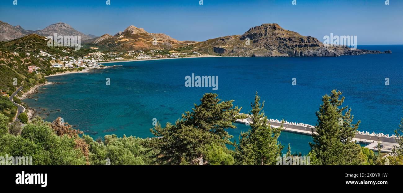 Ville de Plakias sur la baie de Plakias, mer de Libye, Crète centrale, Grèce Banque D'Images