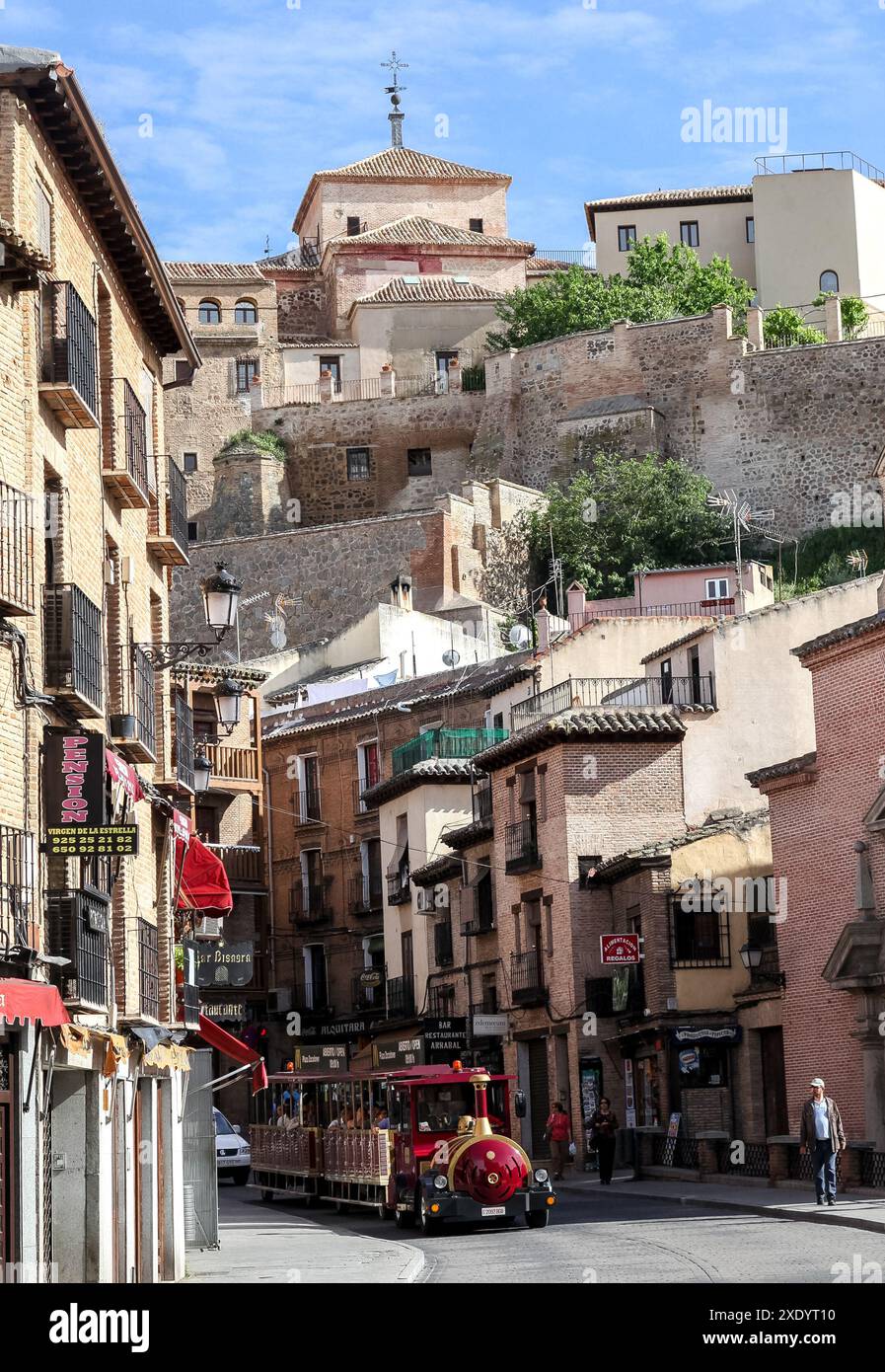 TOLÈDE, ESPAGNE - 06 MAI 2015 - train touristique dans une rue Banque D'Images