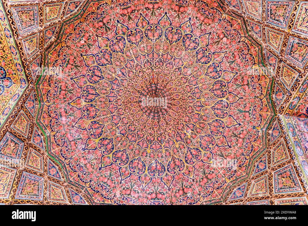 Shiraz, Iran - 29 octobre 2018 : vue magnifique du plafond de voûte couvert de mosaïque colorée à l'intérieur de la mosquée Nasir al-Mulk (mosquée rose). Banque D'Images