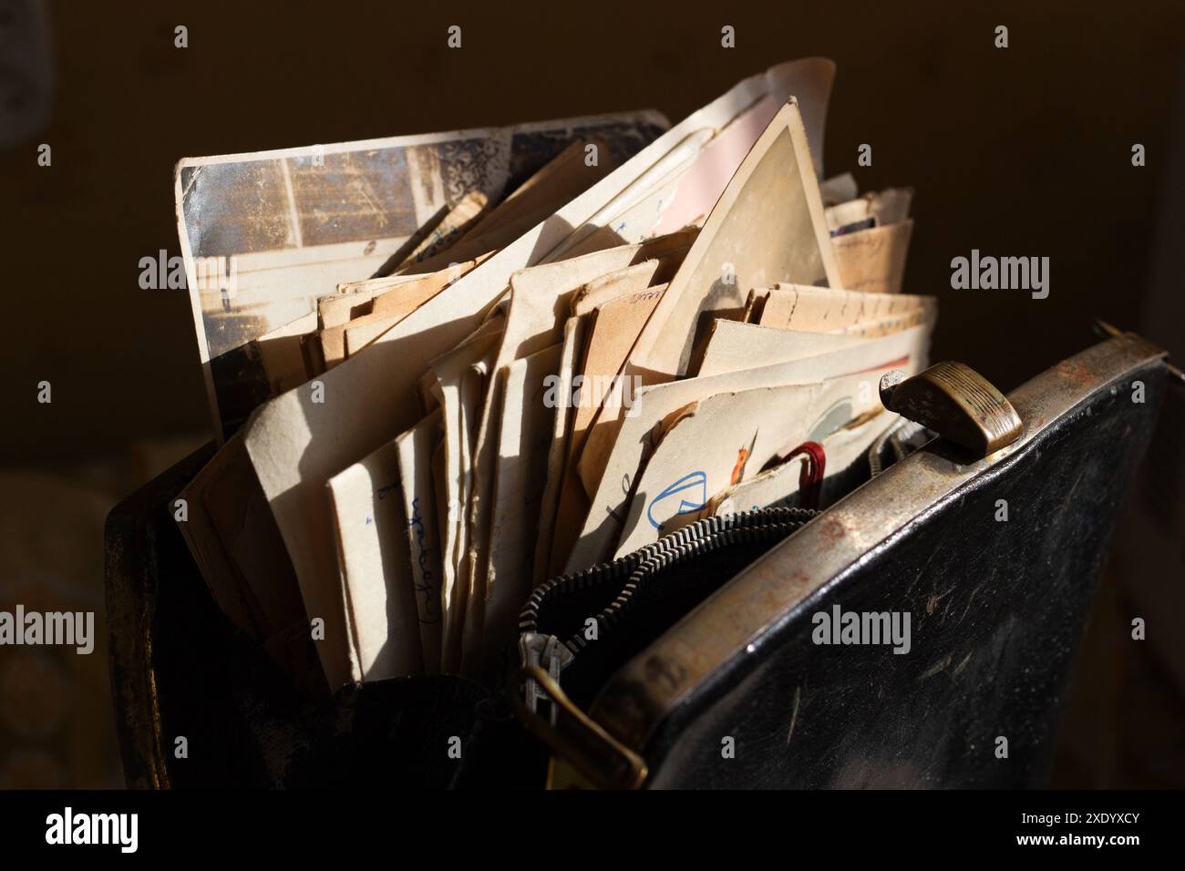 Vintage différents documents et photos dans un sac à main vintage Banque D'Images