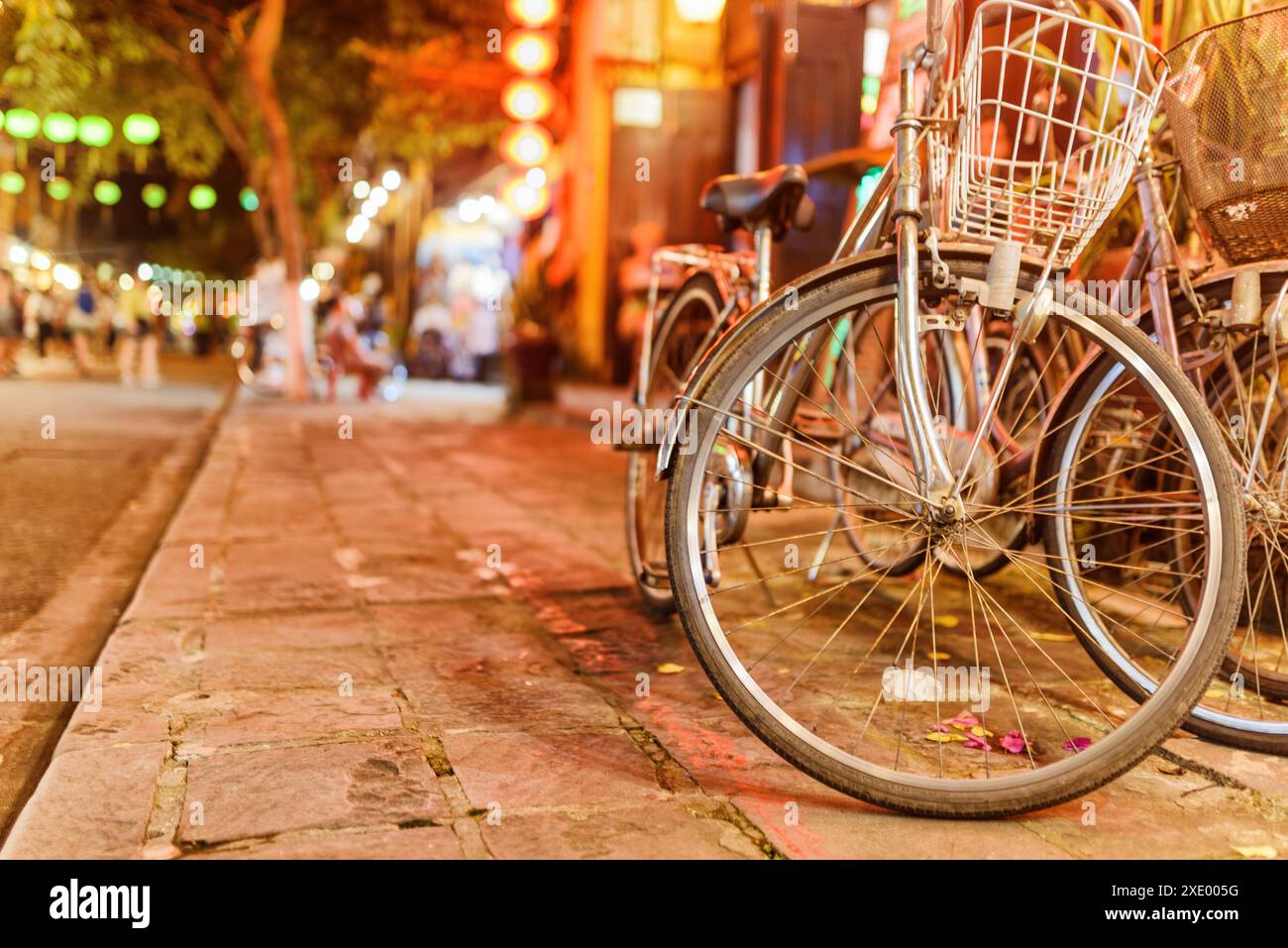 Vélo garé près du mur de la vieille maison sur la rue étroite pittoresque de Hoi an Ancient Town (Hoian), Vietnam. Banque D'Images