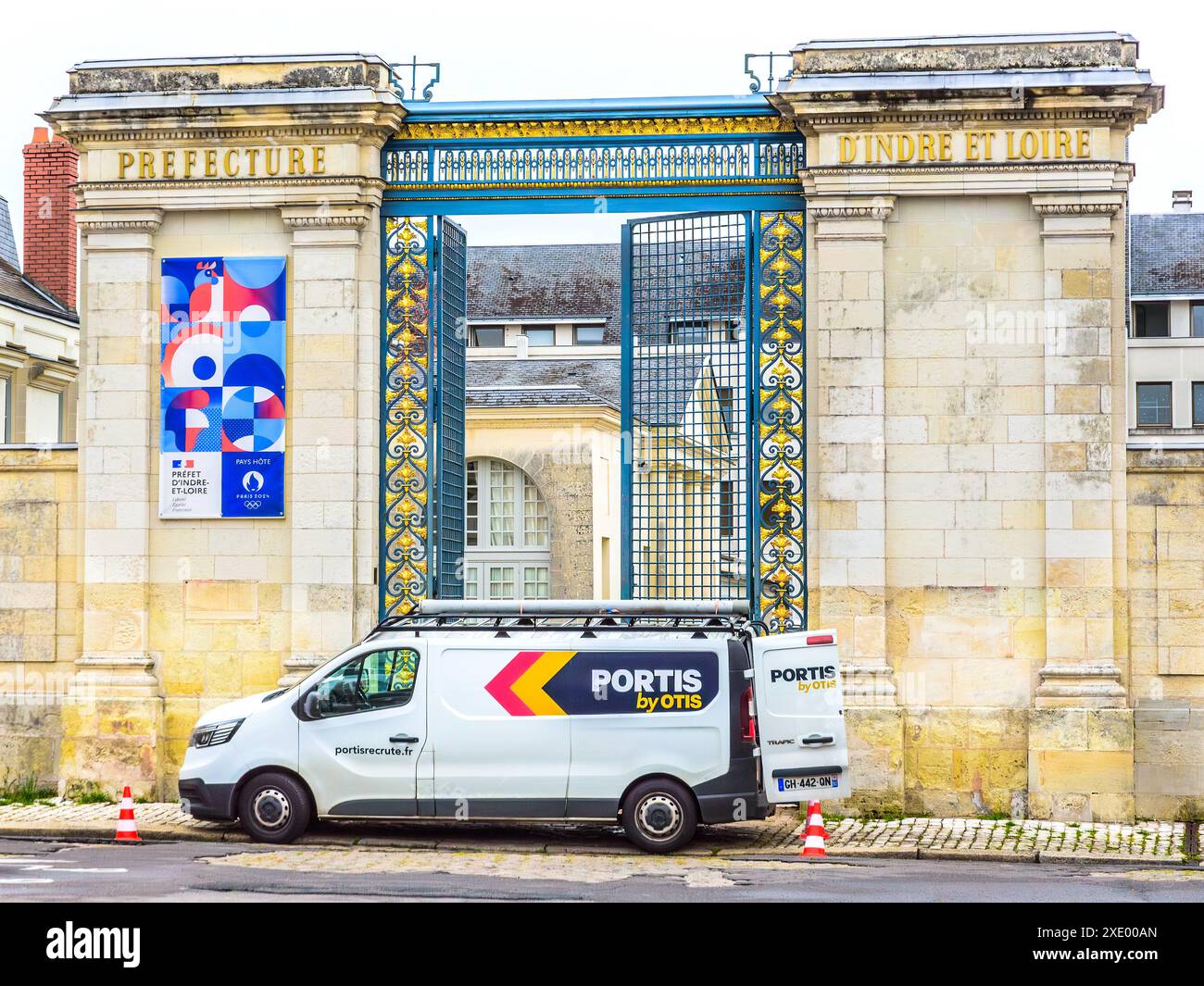 Portis by Otis ouvriers desservant les portes d'entrée en fer de la Préfecture - Tours, Indre-et-Loire (37), France. Banque D'Images