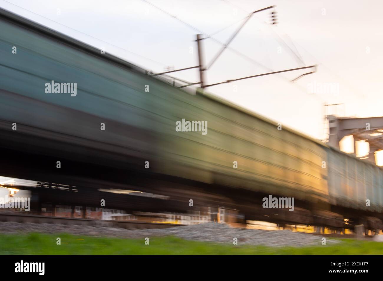 Un flou des vieux wagons en mouvement. Vitesse et flou artistique. Banque D'Images