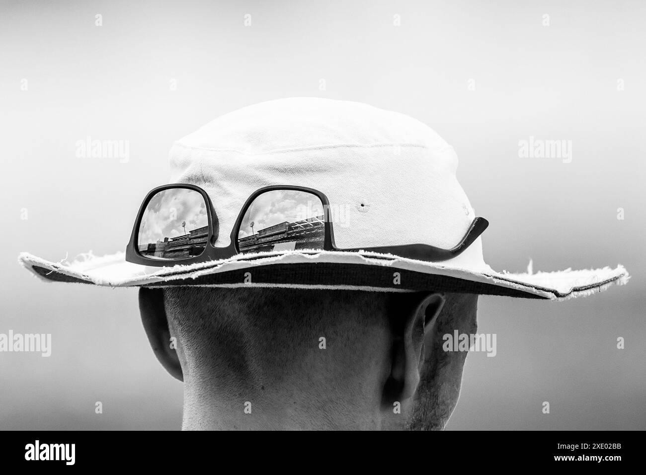 Birmingham, Royaume-Uni. 25 juin 2024. Reflet du pavillon dans les lunettes de soleil d'Olly Hannon-Dalby pendant le jour 3 du match de la Division One du championnat du comté entre le Warwickshire CCC et le Hampshire CCC à Edgbaston Cricket Ground, Birmingham, Angleterre, le 25 juin 2024. Photo de Stuart Leggett. Utilisation éditoriale uniquement, licence requise pour une utilisation commerciale. Aucune utilisation dans les Paris, les jeux ou les publications d'un club/ligue/joueur. Crédit : UK Sports pics Ltd/Alamy Live News Banque D'Images