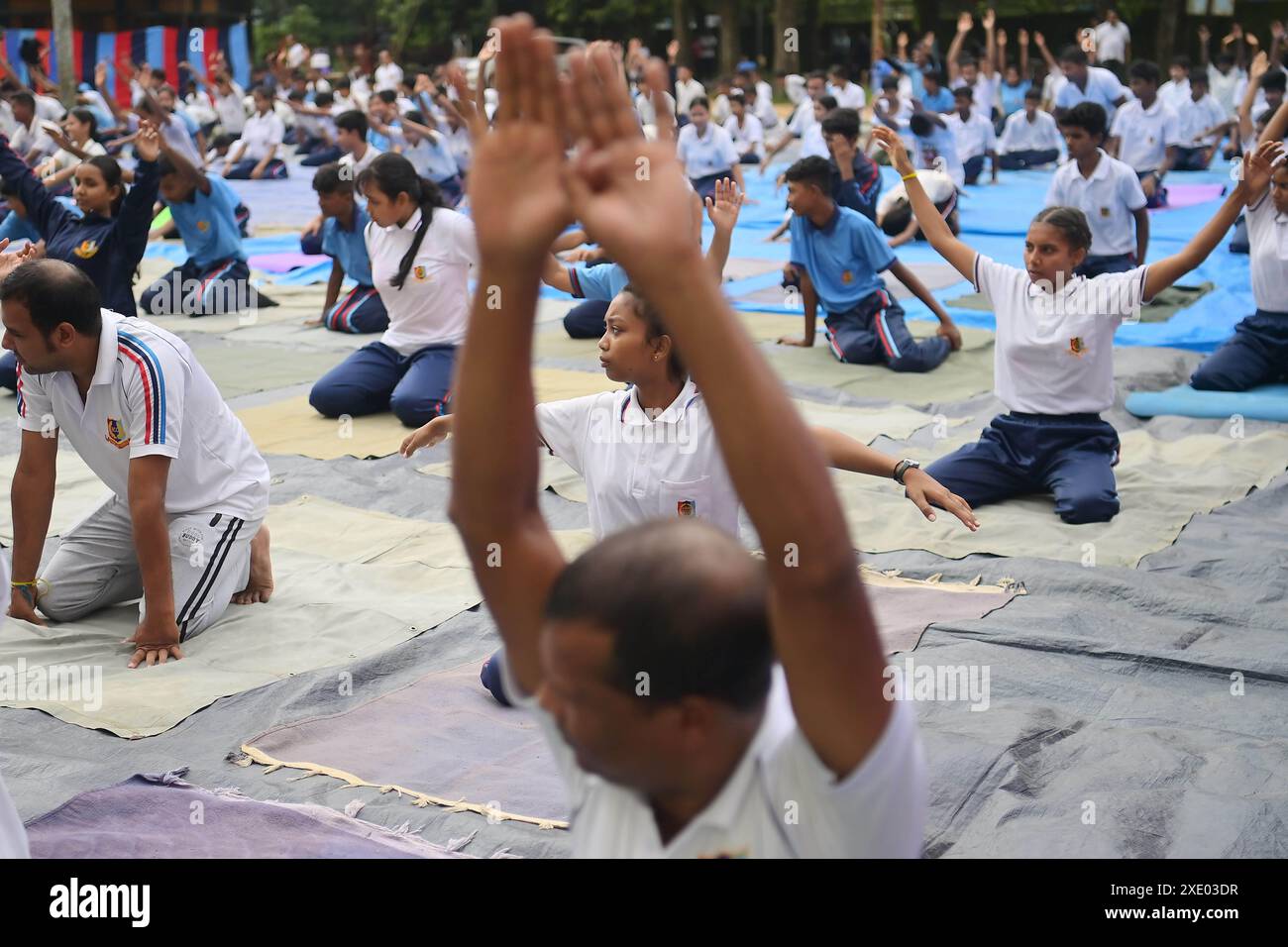 Les cadets et les officiels du CNC pratiquent le yoga lors de la 10e Journée internationale du yoga au BBM College Ground à Agartala. Tripura, Inde. Banque D'Images