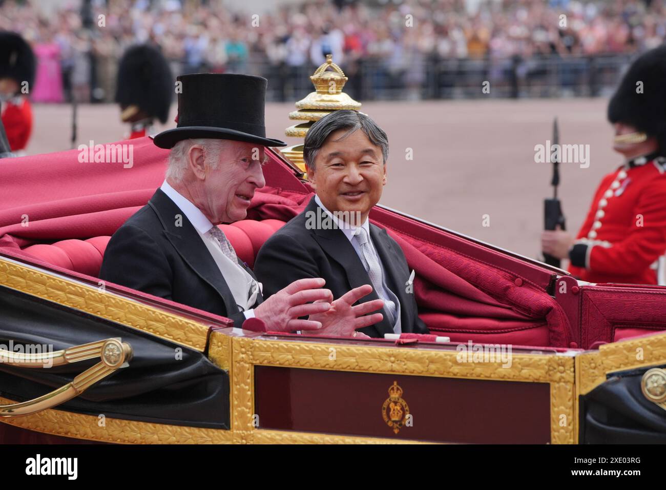 Le roi Charles III et l'empereur Naruhito du Japon arrivant au palais de Buckingham, à Londres, lors de sa visite d'État au Royaume-Uni. Date de la photo : mardi 25 juin 2024. Banque D'Images