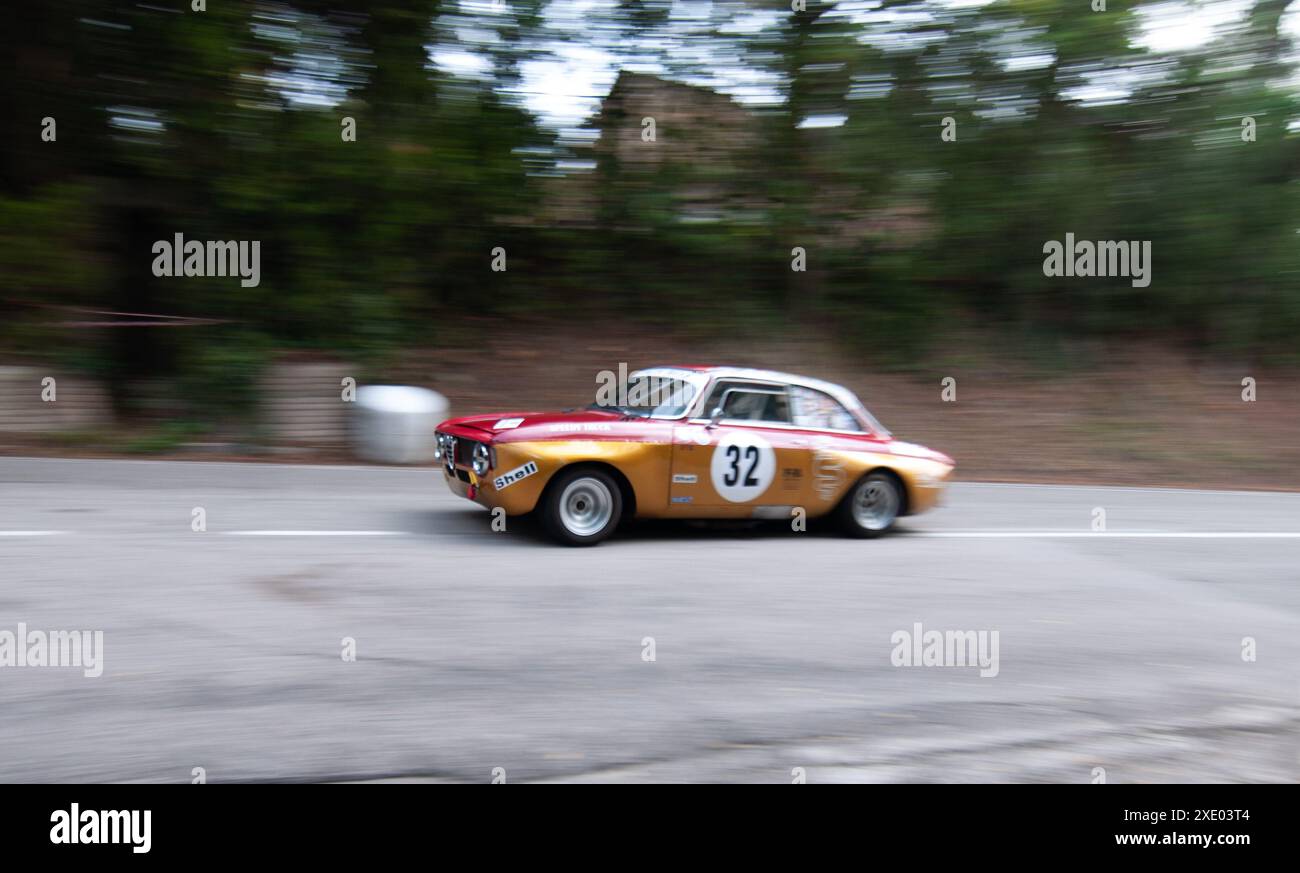 Rallye de voitures classiques ALFA ROMEO GT JUNIOR EN COURSE pesaro CUP Banque D'Images