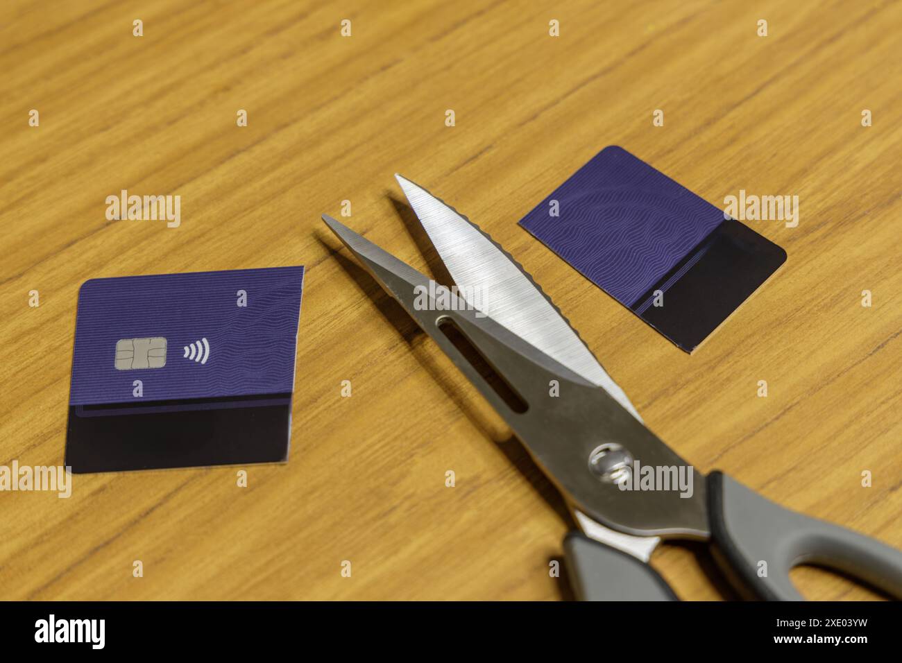 Gros plan d'une carte de crédit coupée avec des ciseaux. Banque D'Images